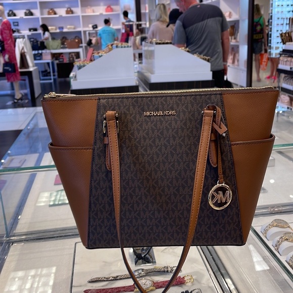 MICHAEL KORS CHARLOTTE LARGE TOP ZIP Tote bag   
Brown 
NWT - Picture 15 of 16